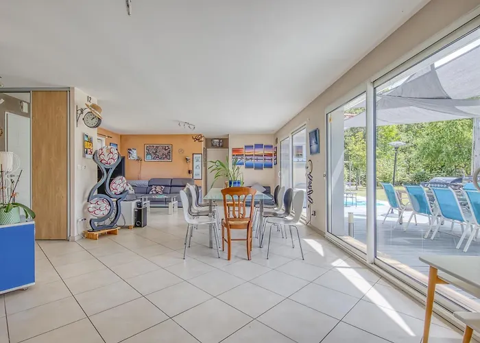 Familiale Sur 3000m2 Avec Piscine Villa *